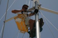 Sista maststegen monteras av Pete