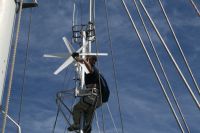 Vindgeneratorn monteras av David