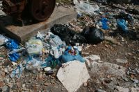 Kan inte folk b�ra hem sina sopor. Port Leone