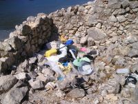 Kan inte folk b�ra hem sina sopor. Port Leone