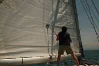 P� v�g mot Agropoli, skrubba vinterns damm ur segel