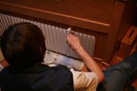 Gunilla m�lar radiatorer i akterskansen