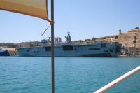 Brittiskt hangarfartyg i hamn