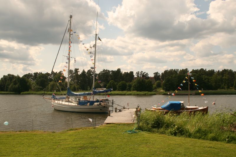 Hemmabrygga med festflaggning