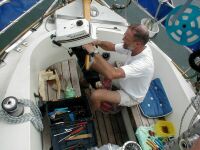 Sannolikt har lilla utombordaren skurit efter att ha fyllts med oblandad bensin