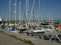 Vi ligger med 5 b�tar utanp� oss i den ganska tr�nga hamnen