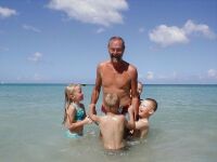 Barnbarn busar med morfarfar